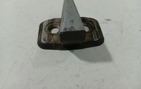 Audi A4 S4 B5 8D Front door lock loop/hook striker 
