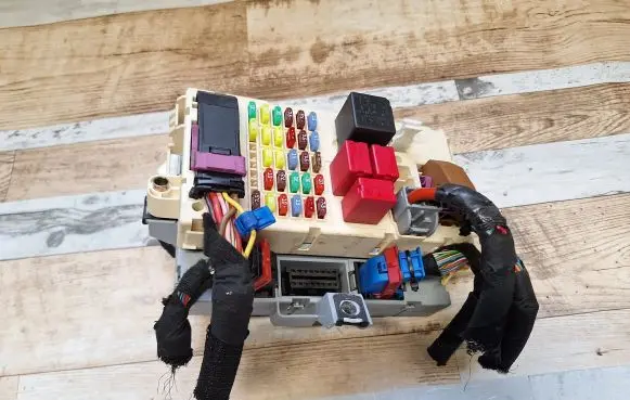 Alfa Romeo 159 Fuse module 50504672