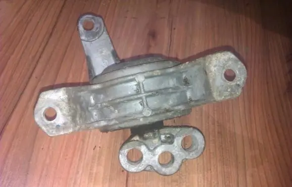 Opel Zafira A Engine mount bracket 90575772