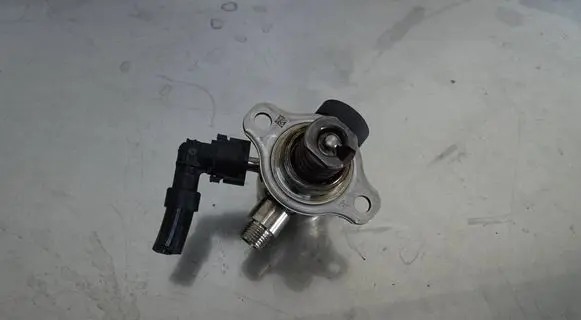 Volkswagen Polo VI Fuel injection high pressure pump 05E127027G