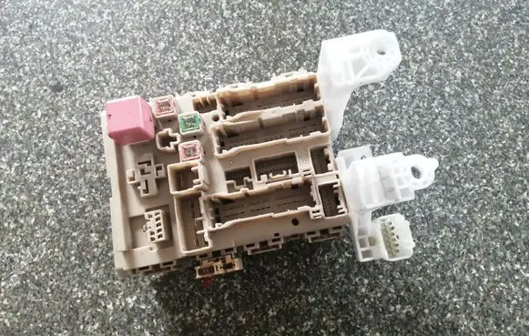 Toyota Avensis T270 Fuse module 8273005511