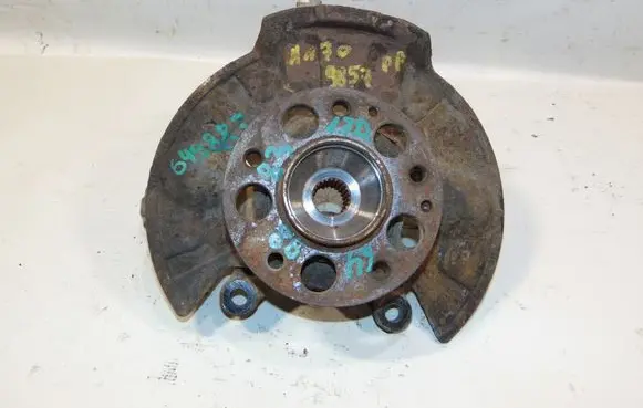 Mercedes-Benz A W168 Front wheel hub A1683301720 A1683370345