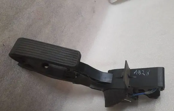 Mercedes-Benz E W211 Accelerator throttle pedal A2113010001 2113010001