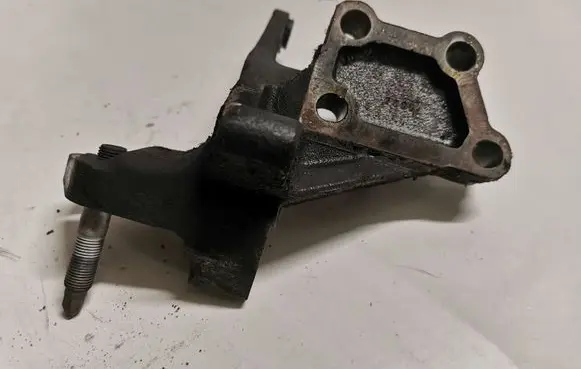 Toyota Avensis T250 Engine mounting bracket 123150R012