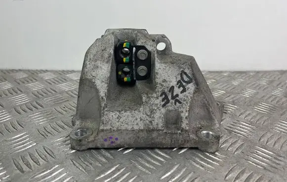 Gearbox mounting bracket