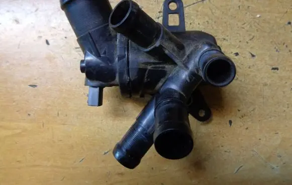 Thermostat/thermostat housing