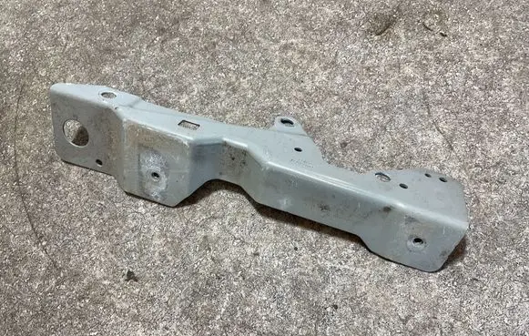 Volvo XC40 Fender mounting bracket 32277537 24W02