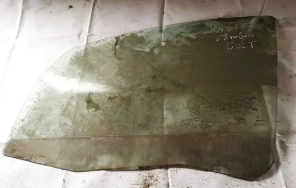 Mitsubishi Colt Front door window glass four-door as2