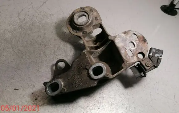 Volkswagen PASSAT B5 Engine mounting bracket 4B0199352B