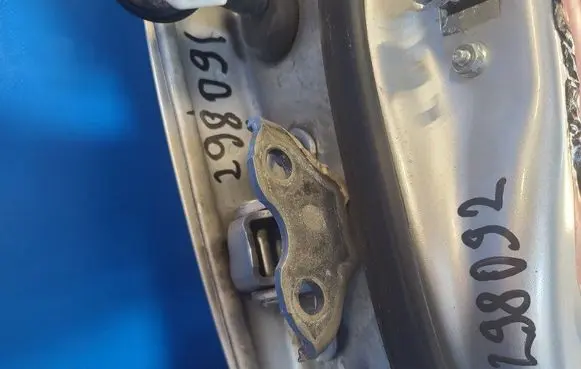Toyota Camry Front door lower hinge 6875006010