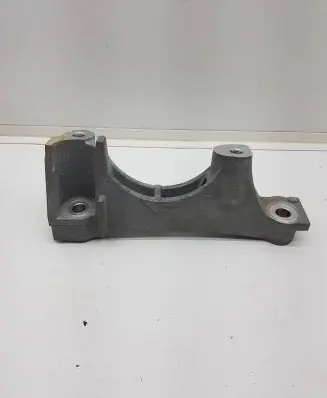 Toyota RAV 4 (XA50) Engine mounting bracket