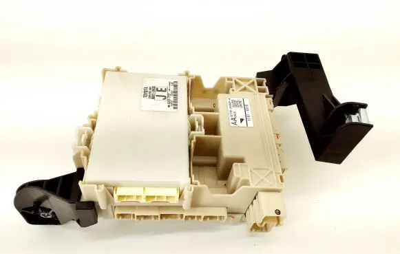 Toyota Aygo AB40 Fuse module 892210H030 827300H040A