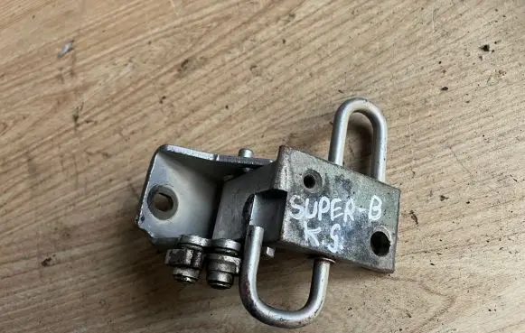 Skoda Superb B5 (3U) Rear door lower hinge 4B0833411A