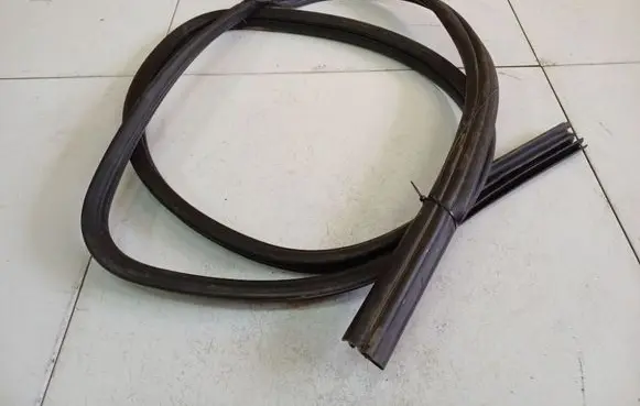 Nissan Qashqai Rubber seal front coupe door 
