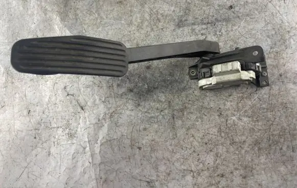 Volvo V70 Accelerator throttle pedal 30636003