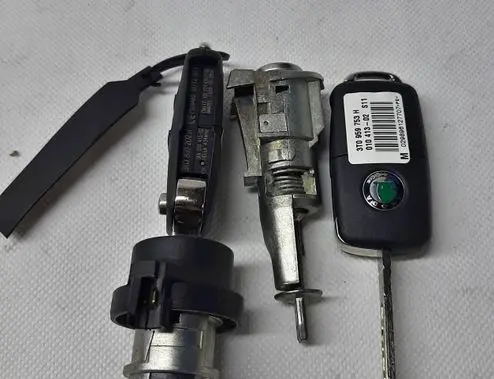 Skoda Octavia Mk2 (1Z) Front door lock (next to the handle) 1Z0837167D