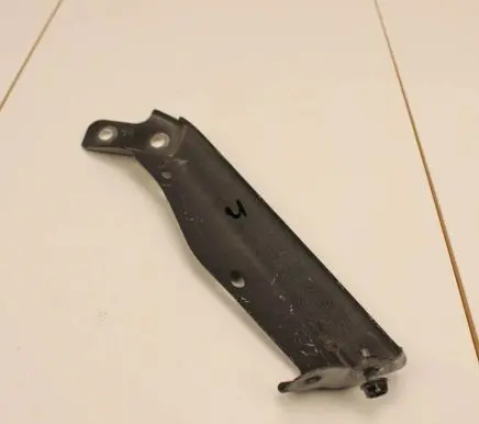 Nissan X-Trail T32 Fender mounting bracket