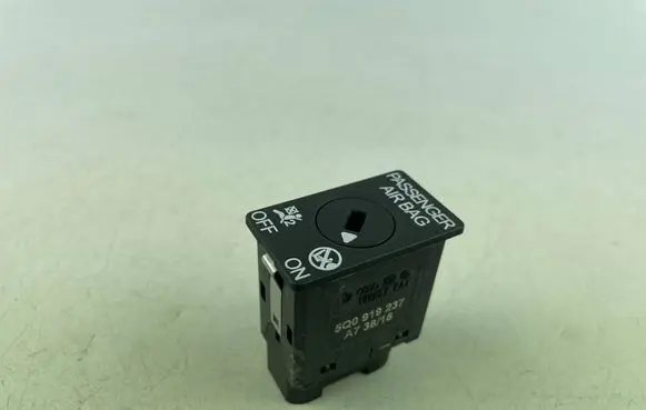 Volkswagen Tiguan Passenger airbag on/off switch 5Q0919237