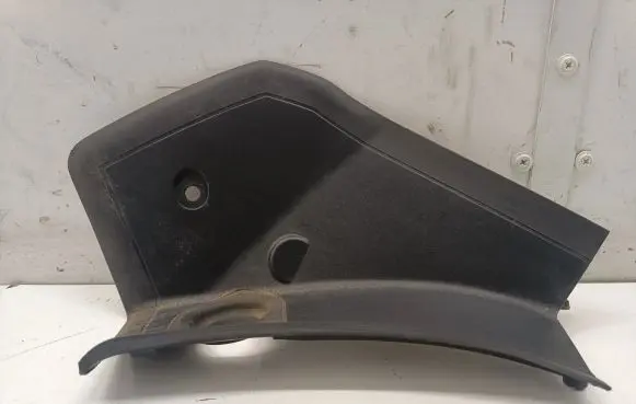 BMW 1 F40 Rear/tail light trim molding 7450666