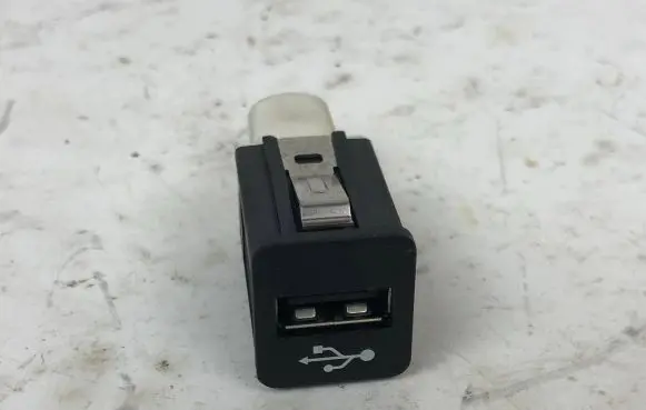 BMW X5 E70 USB socket connector 9237656