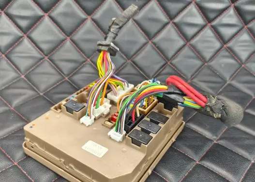Renault Clio III Fuse box set 674654A