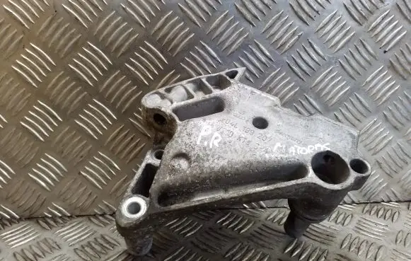 Volkswagen Tiguan Engine mounting bracket 04L199207