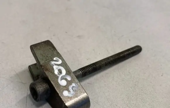 Jeep Grand Cherokee (WK) Fuel Injector clamp holder
