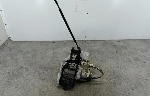 Volkswagen PASSAT B7 Front door lock 3C1837016A