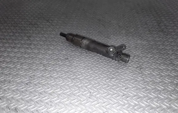 Audi A6 S6 C4 4A Fuel injector 046130201E
