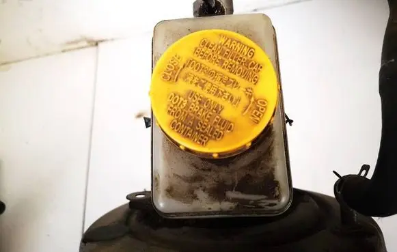 Subaru Outback Brake fluid reservoir 