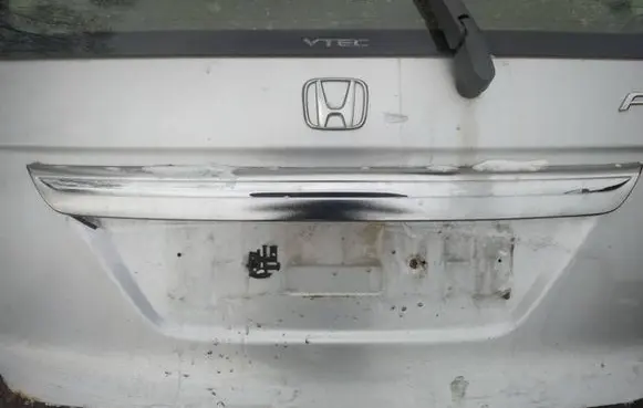 Trunk door license plate light bar