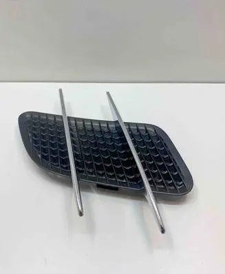 Quarter panel pressure vent
