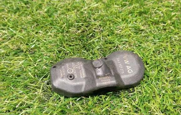 Volkswagen PASSAT B7 Tire pressure sensor 3AA907275