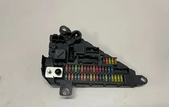 BMW 5 E60 E61 Fuse module 6906618