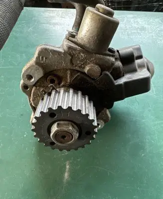 Volkswagen Golf VII Fuel injection high pressure pump 28470303 04B130755F 0548403LJR