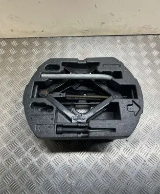 Volkswagen Jetta VI Tool set 5C0012115J