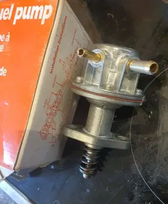 Volkswagen Golf I Mechanical fuel pump 052127025C 11001300C PBS108