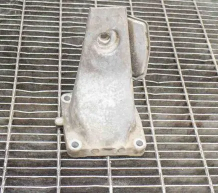 Engine mounting bracket
