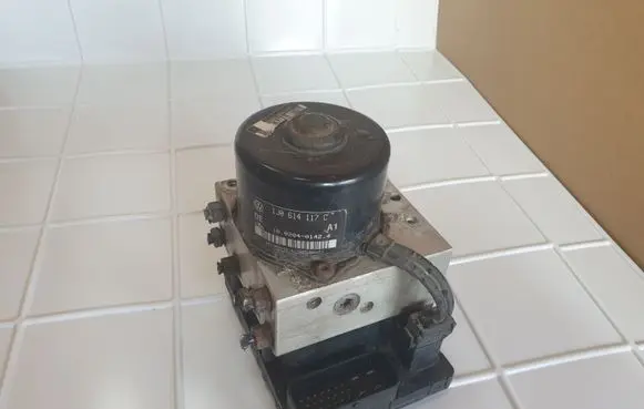 Volkswagen Golf IV ABS Pump 1J0907379G