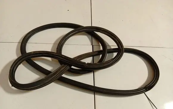 Trunk rubber seal (body)