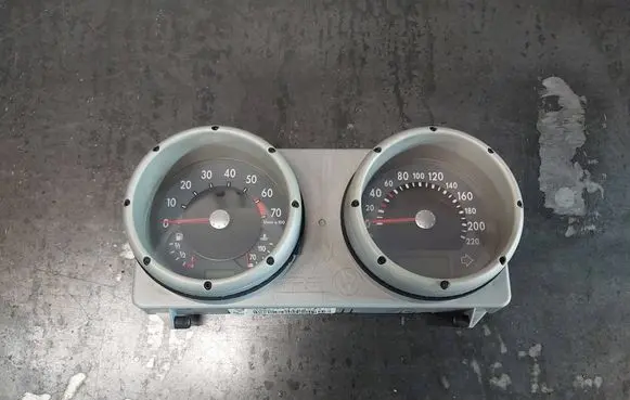 Speedometer (instrument cluster)