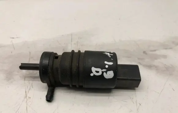 Volkswagen PASSAT B5.5 Windscreen/windshield washer pump