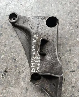 BMW 5 E39 Engine mounting bracket 6750441