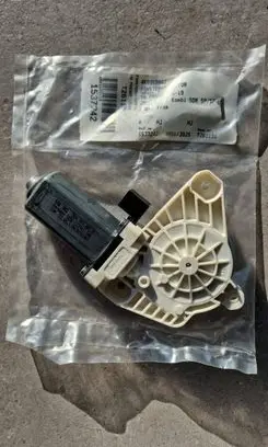 Volkswagen PASSAT B8 Front door window regulator motor 4K0959802