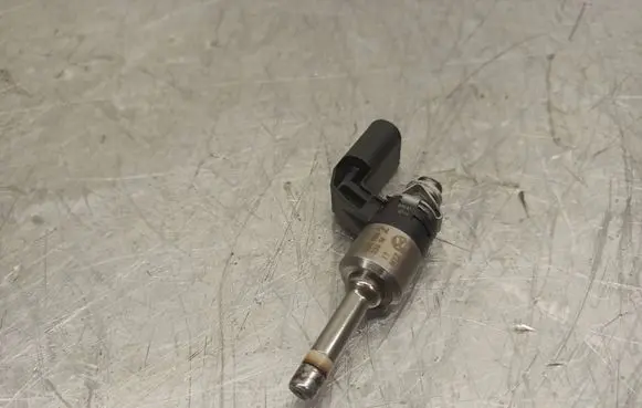 Volkswagen Golf VII Fuel injector 03C906036M