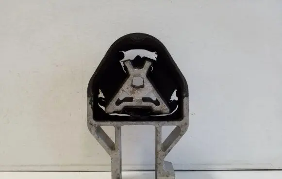 Volvo XC40 Gearbox mount 32222105