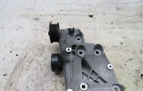 Opel Zafira C Generator/alternator bracket 55582510