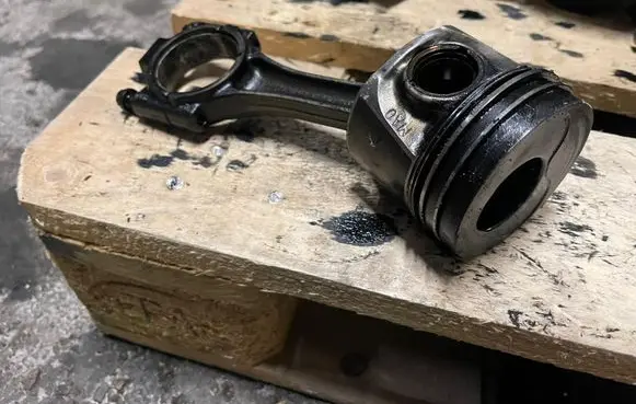 Volkswagen Touran I Piston with connecting rod