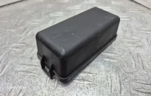 Lexus GS 300 350 430 450H Fuse box cover 8266230560