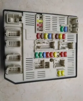 Renault Megane III Fuse module 284B68372R 519339501 9630032788